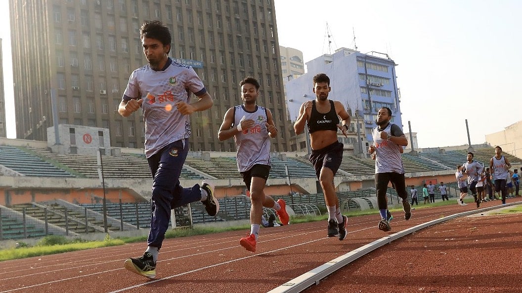 বঙ্গবন্ধু স্টেডিয়ামের অ্যাথলেটিকস ট্র্যাকে দৌড়াচ্ছেন জাতীয় দলের ক্রিকেটাররা