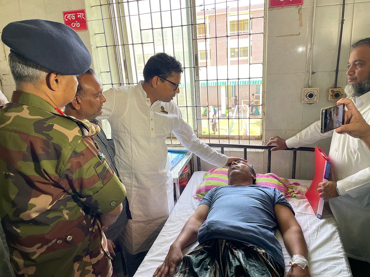 রাজশাহী মেডিকেল কলেজ হাসপাতালে অসুস্থ দেলোয়ার হোসেনকে দেখতে আসেন তথ্য ও যোগাযোগপ্রযুক্তি প্রতিমন্ত্রী জুনাইদ আহ্‌মেদ। আজ সকালে তোলা