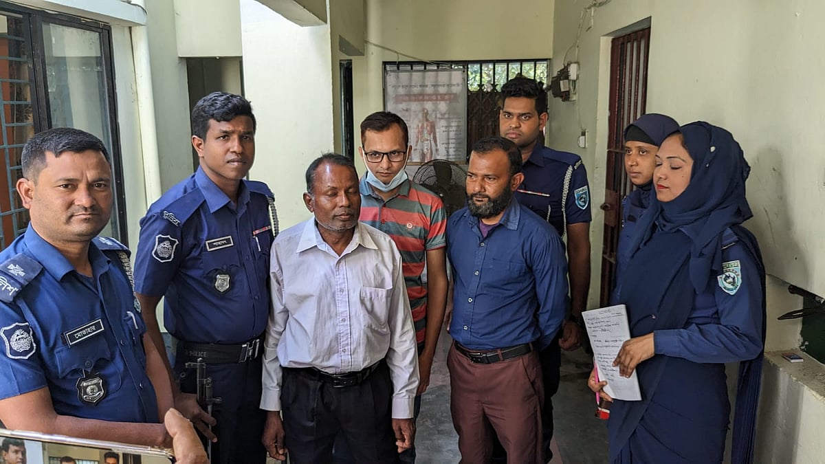 ভুয়া নির্বাহী ম্যাজিস্ট্রেট সেজে ভ্রাম্যমাণ আদালত পরিচালনা করা প্রতারণা চক্রের তিনজনকে গ্রেপ্তার করা হয়েছে