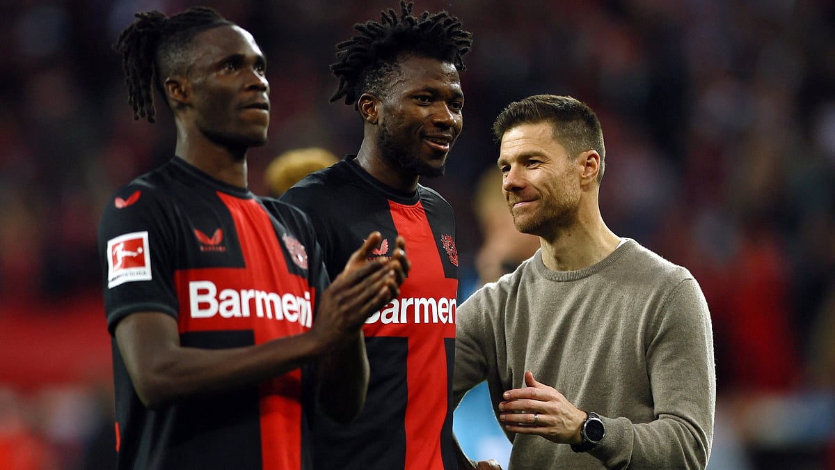 ম্যাচ শেষে খেলোয়াড়দের সঙ্গে লেভারকুসেন কোচ আলোনসো