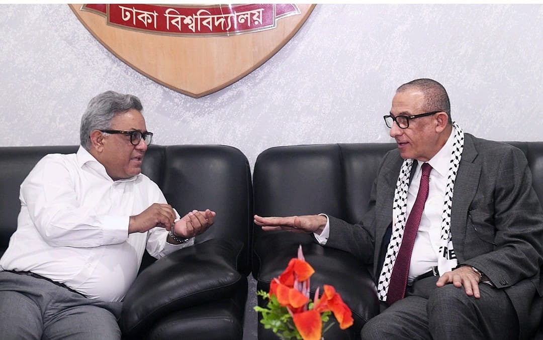 ঢাকা বিশ্ববিদ্যালয়ের উপাচার্য এস এম মাকসুদ কামালের সঙ্গে সাক্ষাৎ করেন ফিলিস্তিনের রাষ্ট্রদূত ইউসুফ এস ওয়াই রামাদান। ঢাকা, ৩০ এপ্রিল
