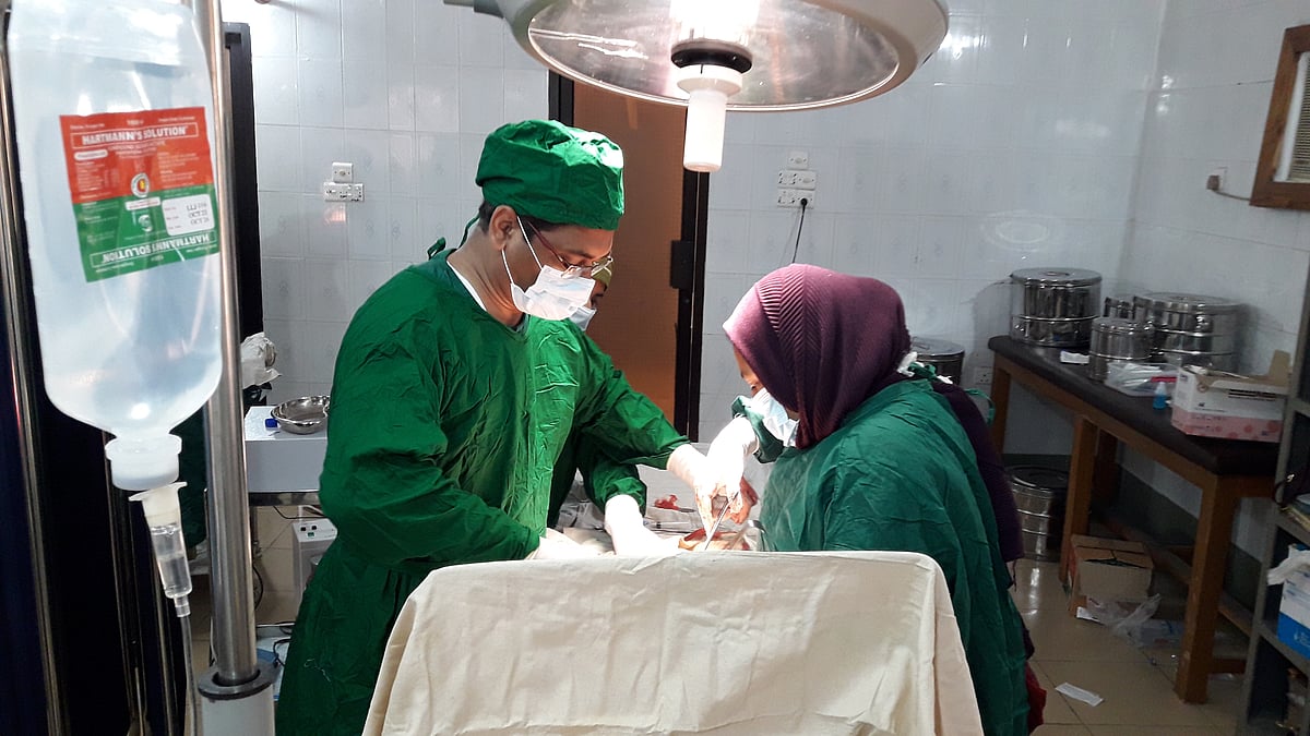 পঞ্চগড়ের আটোয়ারী উপজেলা স্বাস্থ্য কমপ্লেক্সে রোগীর অস্ত্রোপচার করছেন পঞ্চগড়ের সিভিল সার্জন মোস্তফা জামান চৌধুরীসহ অন্য চিকিৎসকেরা। ১৭ এপ্রিল দুপুরে