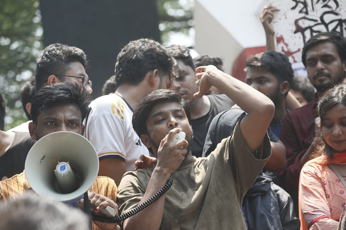 নিহত দুই শিক্ষার্থীর শোকসভায় বক্তব্য দিচ্ছেন এক সহপাঠী। আজ দুপুরে চুয়েটের কেন্দ্রীয় শহীদ মিনার প্রাঙ্গণে