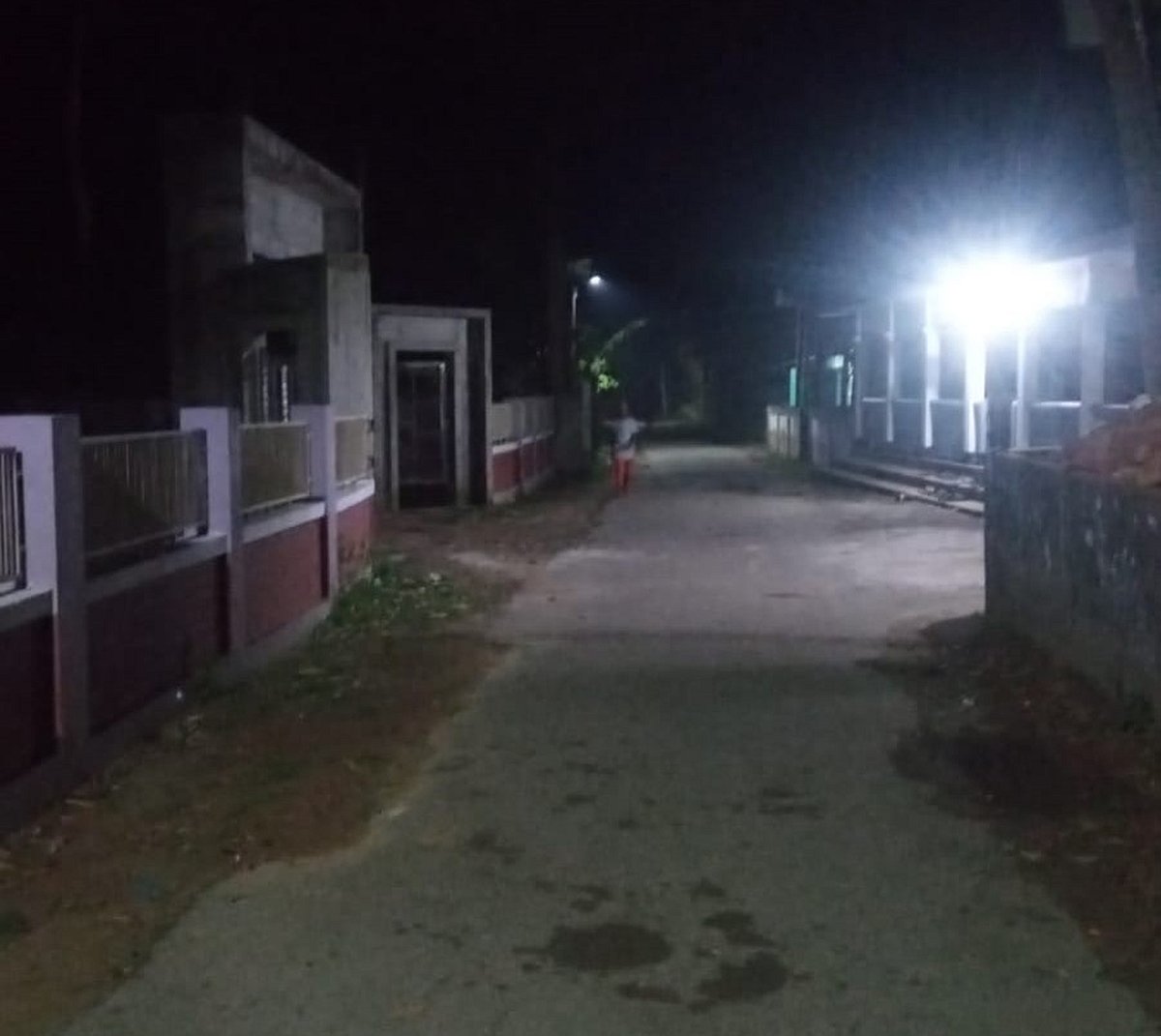 মৌলভীবাজারের বড়লেখা উপজেলার ইটাউরী গ্রামের সড়কে স্থাপন করা হয়েছে সৌরবিদ্যুতের সড়কবাতি। গত সোমবার তোলা