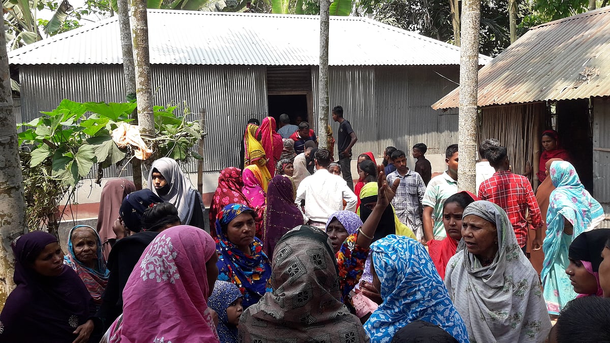 নিজ ঘরে গৃহবধূকে গলা কেটে হত্যার ঘটনায় বাড়িতে স্থানীয় মানুষের ভিড়। আজ বৃহস্পতিবার দুপুরে পঞ্চগড়ের দেবীগঞ্জ উপজেলার চিলাহাটি ইউনিয়নের মতিয়ারপাড়া এলাকায়