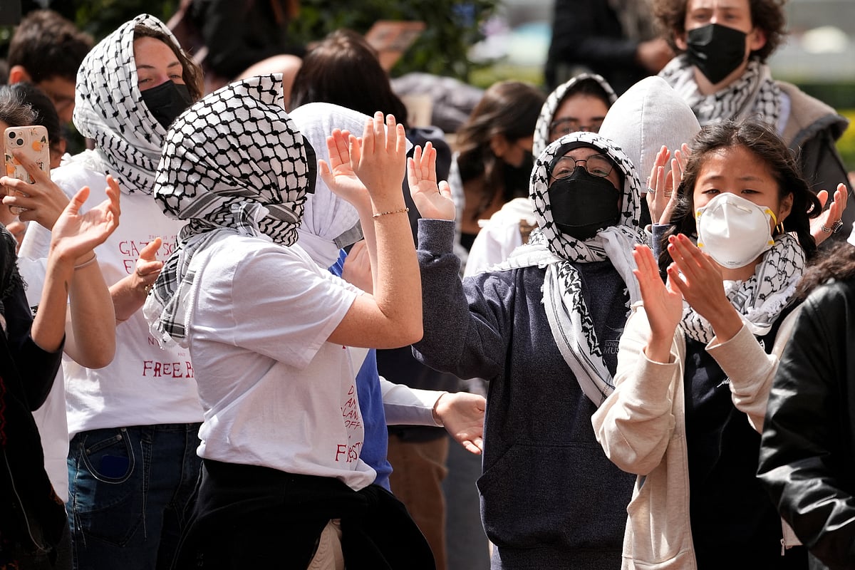 কলাম্বিয়া বিশ্ববিদ্যালয়ের ভবনের সামনে অবস্থানরত শিক্ষার্থীরা। নিউইয়র্ক, যুক্তরাষ্ট্র, ৩০ এপ্রিল