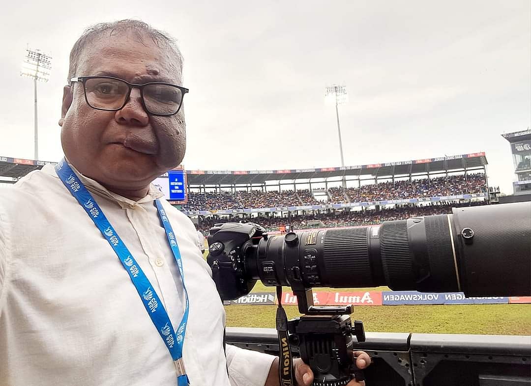 খেলার মাঠে ক্যামেরা হাতে ক্রীড়া আলোকচিত্রী রেজাউল করিম