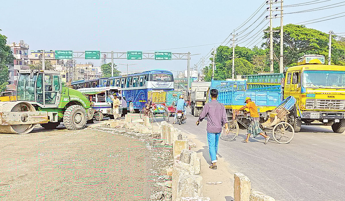 ঢাকা-আরিচা মহাসড়ক চার লেনে উন্নীতকরণের কাজ চলছে। এতে সড়ক সংকুচিত হয়ে ঈদযাত্রায় যানজটের শঙ্কা করছেন স্থানীয় লোকজন। গতকাল দুপুরে মানিকগঞ্জ সদর উপজেলা পরিষদের সামনে