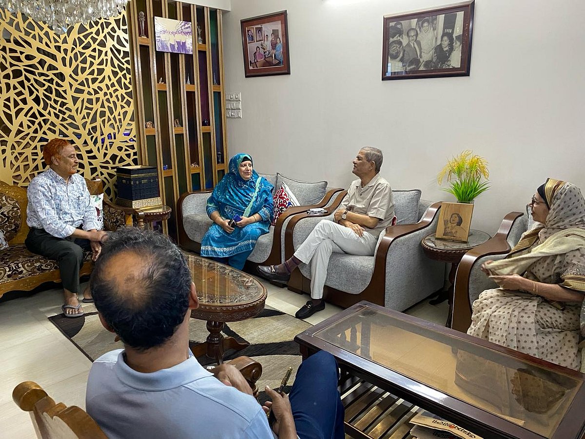 কারাবন্দী বিএনপির যুগ্ম মহাসচিব ও নরসিংদী জেলা বিএনপির আহ্বায়ক খায়রুল কবিরের খিলগাঁওয়ের বাসায় বিএনপির মহাসচিব মির্জা ফখরুল ইসলাম আলমগীর। আজ মঙ্গলবার দুপুরে