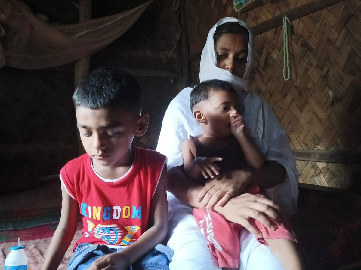 দুই শিশু সন্তানকে নিয়ে নিহত তৌহিদুলের স্ত্রী সানজিদা আক্তার।  আজ শুক্রবার সকালে