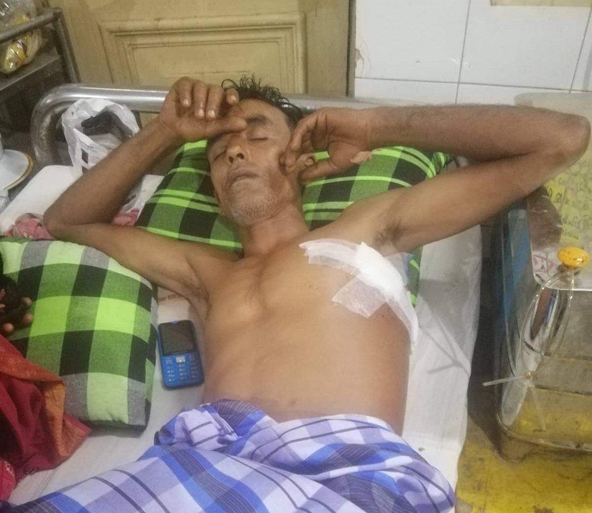 কুষ্টিয়ার মিরপুর উপজেলায় গুলিবিদ্ধ ভ্যানচালক রেজাউল ইসলাম বর্তমানে ঢাকা মেডিকেল কলেজ হাসপাতালে চিকিৎসাধীন