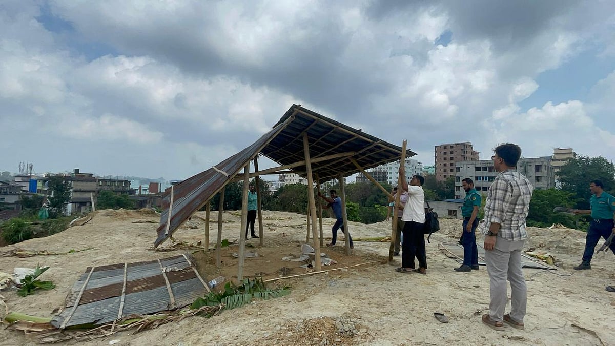চট্টগ্রামের বায়েজিদ থানার চন্দ্রনগর এলাকার নাগিন পাহাড়ে উচ্ছেদ অভিযান চালায় জেলা প্রশাসন। চট্টগ্রাম, ২০ এপ্রিল