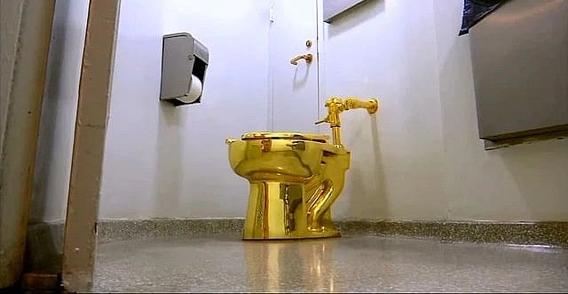 ১৮ ক্যারেট সোনায় নির্মিত ওই টয়লেট (কমোড)