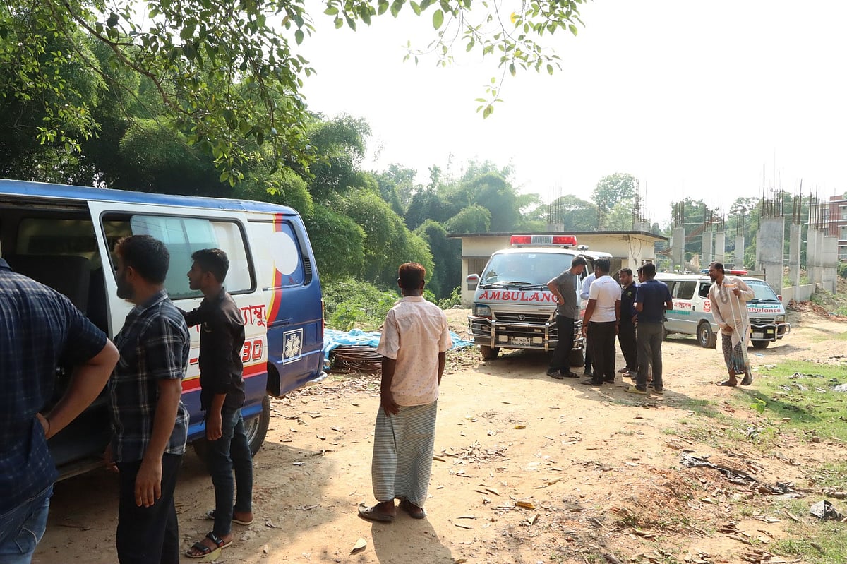 রাঙামাটির বাঘাইছড়িতে সড়ক দুর্ঘটনায় নিহতদের নেওয়ার জন্য অ্যাম্বুলেন্স নিয়ে স্বজনদের অপেক্ষা। খাগড়াছড়ি জেনারেল হাসপাতাল প্রাঙন থেকে