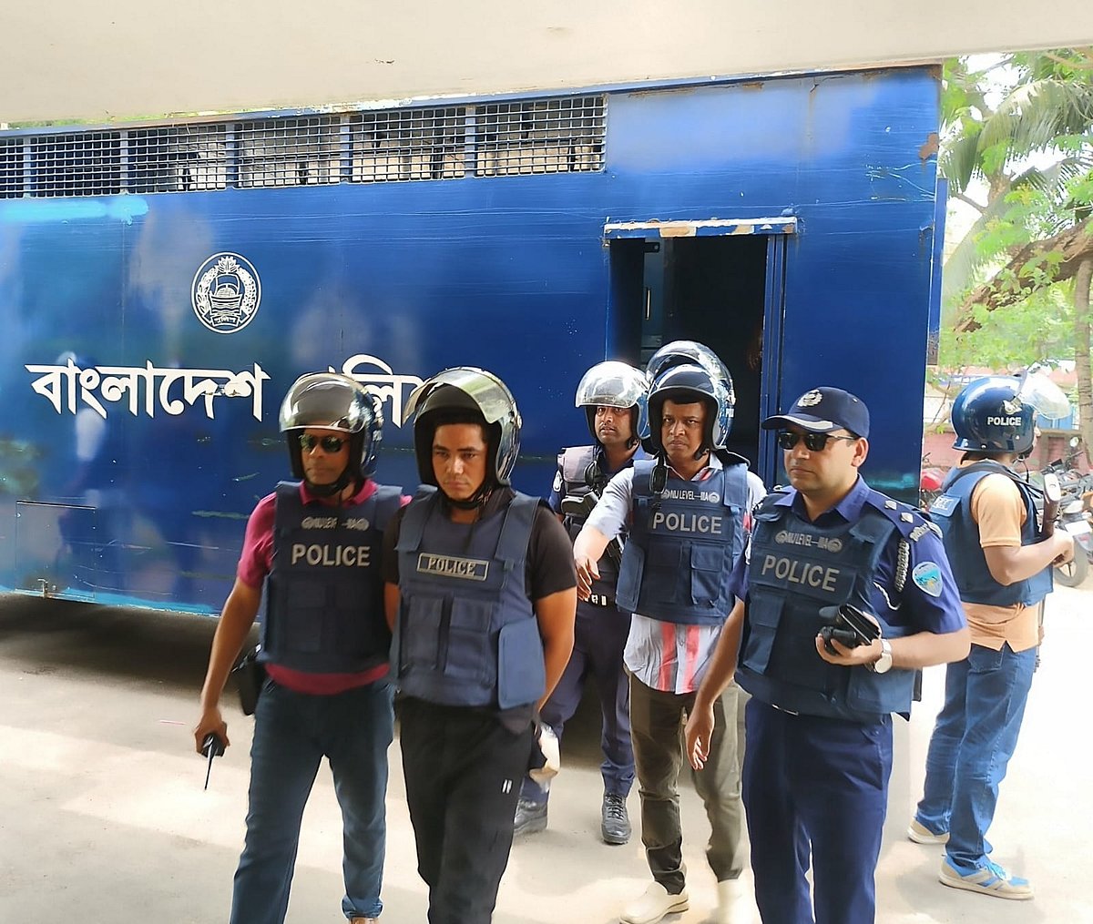 থানচিতে ব্যাংক ডাকাতি মামলায় গ্রেপ্তার দুজনকে বান্দরবান চিফ জুডিশিয়াল ম্যাজিস্ট্রেট আদালতে হাজির করা হয়। আজ দুপুরে