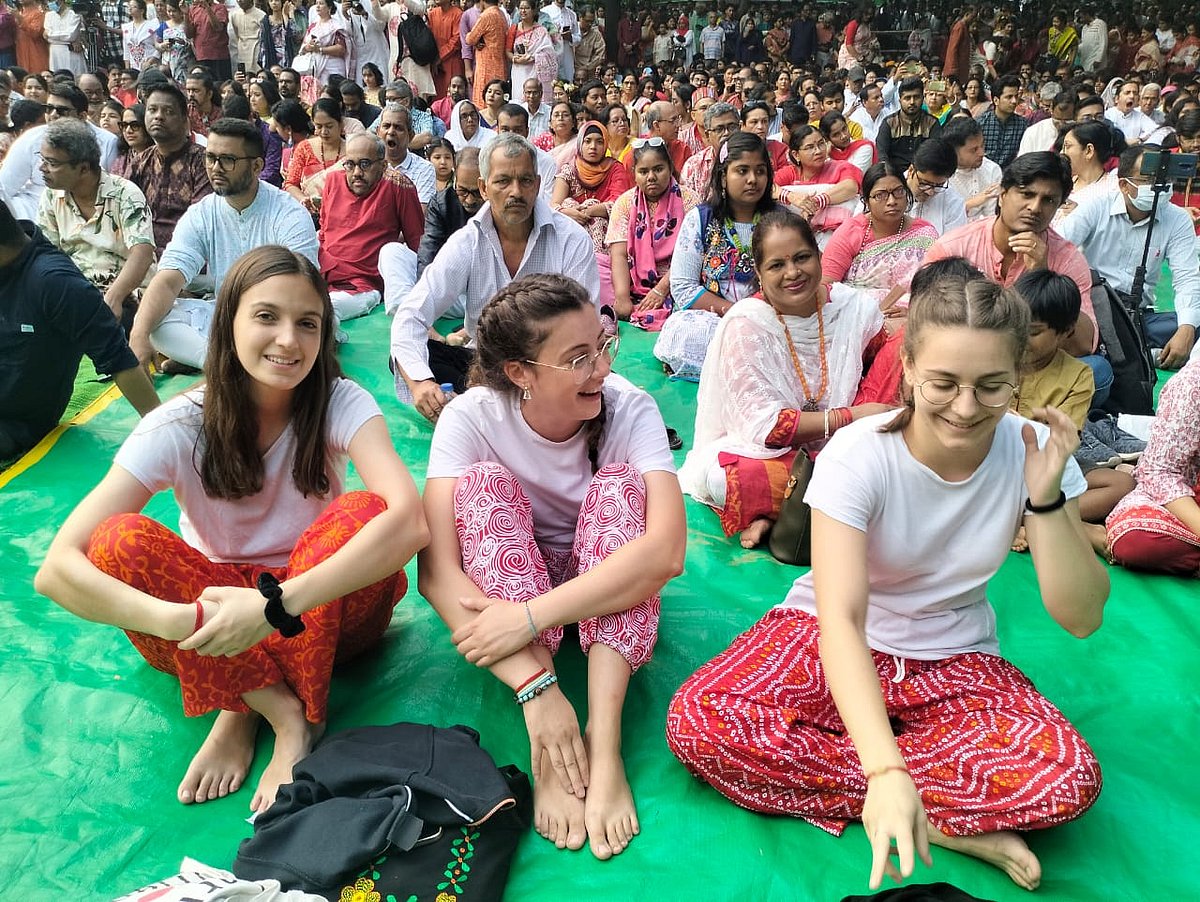 তিন বিদেশি সুর তুলছিলেন বাংলা গানের। (বাঁয়ে) মারতা বেলনি। সাতক্ষীরায় একটি প্রকল্পের কাজে দুই মাস আগে বাংলাদেশে আসেন