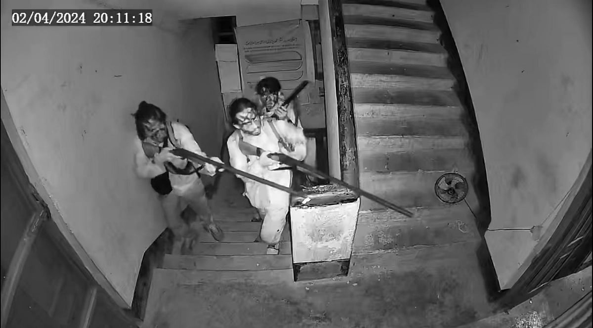 এভাবে অস্ত্র উঁচিয়ে বান্দরবানের রুমায় সোনালী ব্যাংকে ঢোকে কেএনএফের সন্ত্রাসীরা। সাম্প্রতিক এই হামলার চিত্র ধরা পড়েছে সিসি ক্যামেরায়