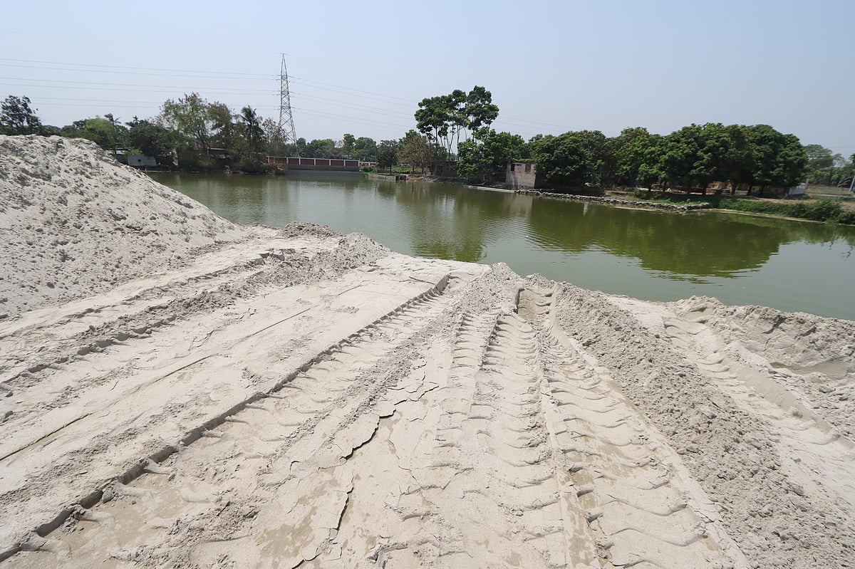 বেআইনি হলেও প্রকাশ্যে বালু ফেলে ভরাট করা হচ্ছে পুকুরটি। রোববার রাজশাহী নগরের মেহেরচণ্ডী এলাকায়