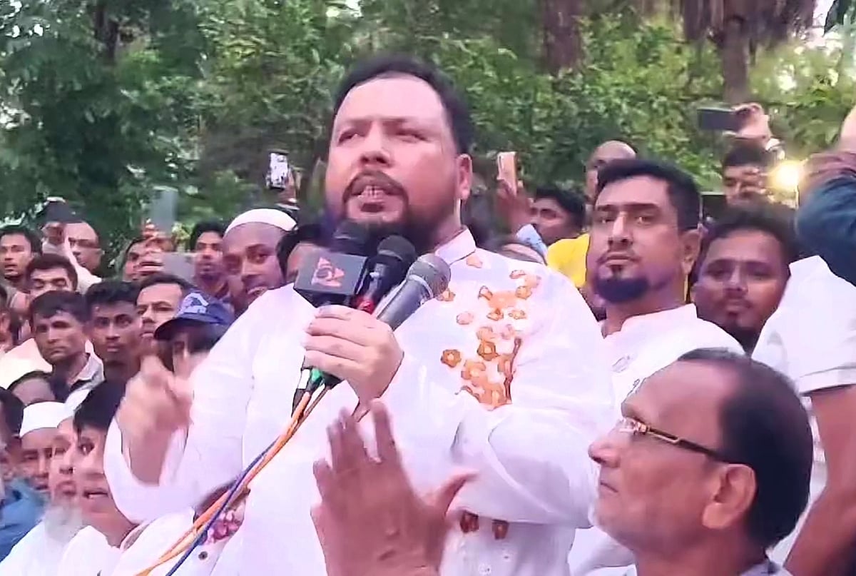 গাজীপুরের শ্রীপুর উপজেলা পরিষদ নির্বাচনে নিজের প্রার্থিতা ঘোষণা করেন প্রাথমিক ও গণশিক্ষা প্রতিমন্ত্রীর বড় ভাই জামিল হাসান। আজ বৃহস্পতিবার বিকেলে শ্রীপুরে