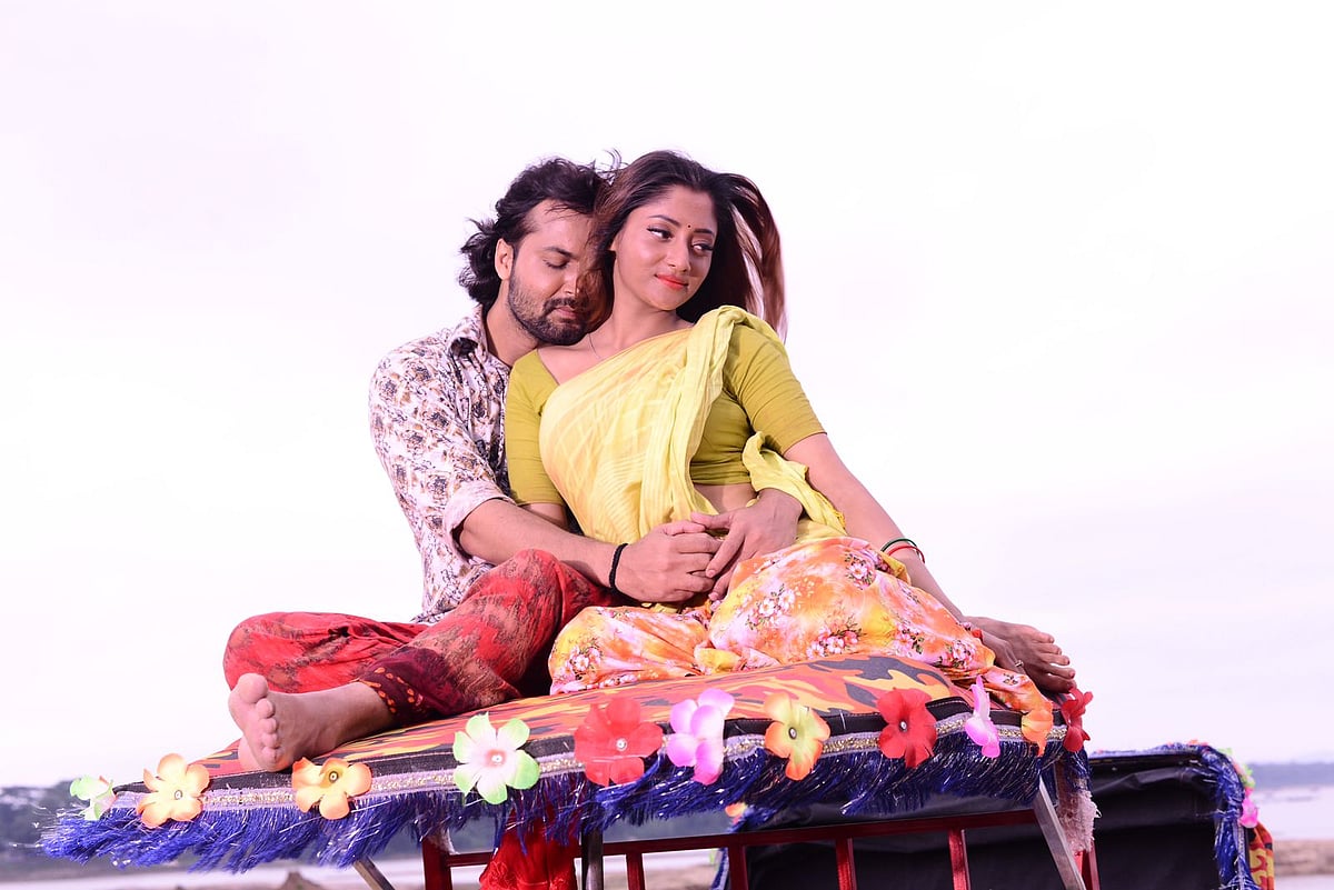 বেলা ২টার সংবাদের পর চ্যানেল আইয়ের পর্দায় ছিল আদর আজাদ ও পূজা চেরী অভিনীত সিনেমা ‘লিপস্টিক’