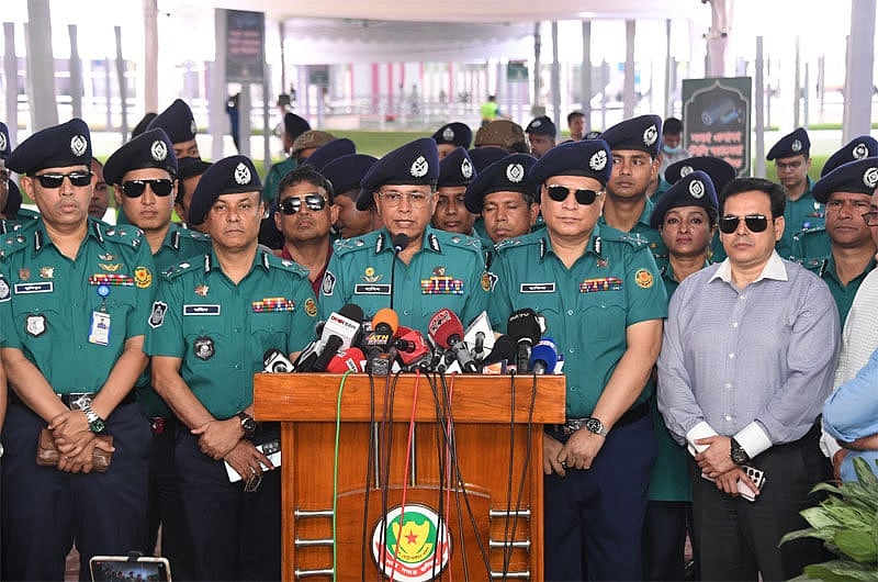 জাতীয় ঈদগাহের নিরাপত্তাব্যবস্থা পরিদর্শন শেষে সাংবাদিকদের সঙ্গে কথা বলছেন ডিএমপি কমিশনার হাবিবুর রহমান। ঢাকা, ৯ এপ্রিল ’২৪