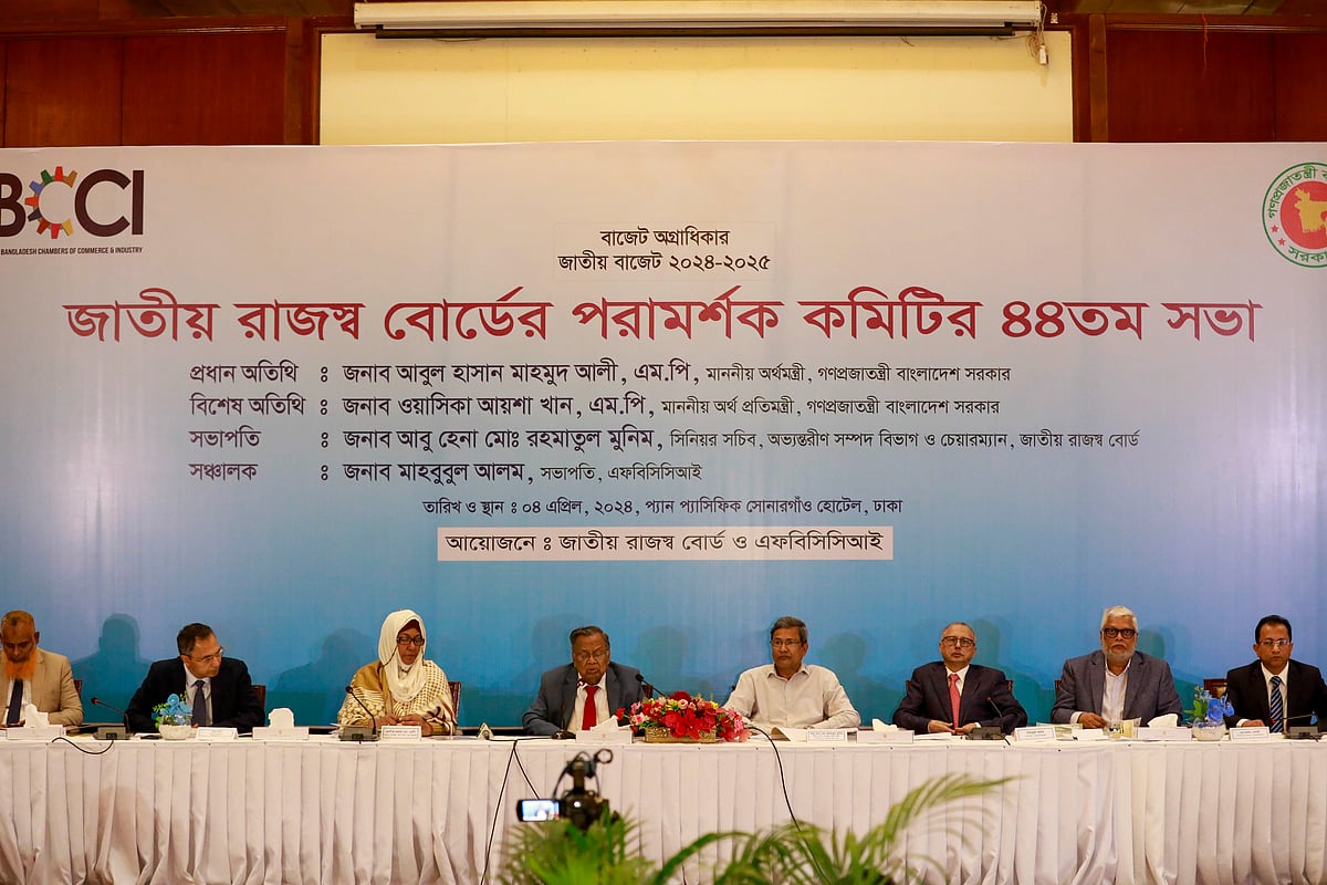 আগামী অর্থবছরের বাজেট সামনে রেখে জাতীয় রাজস্ব বোর্ডের (এনবিআর) পরামর্শক কমিটির ৪৪তম সভায় অতিথিরা। গতকাল ঢাকার সোনারগাঁ হোটেলে