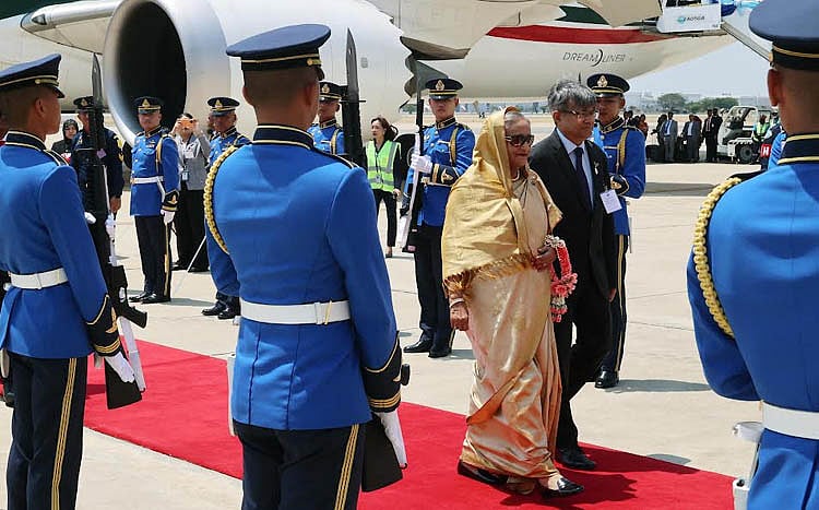 প্রধানমন্ত্রী শেখ হাসিনা থাইল্যান্ডের ব্যাংকক পৌঁছালে তাঁকে লালগালিচা উষ্ণ সংবর্ধনা দেওয়া হয়