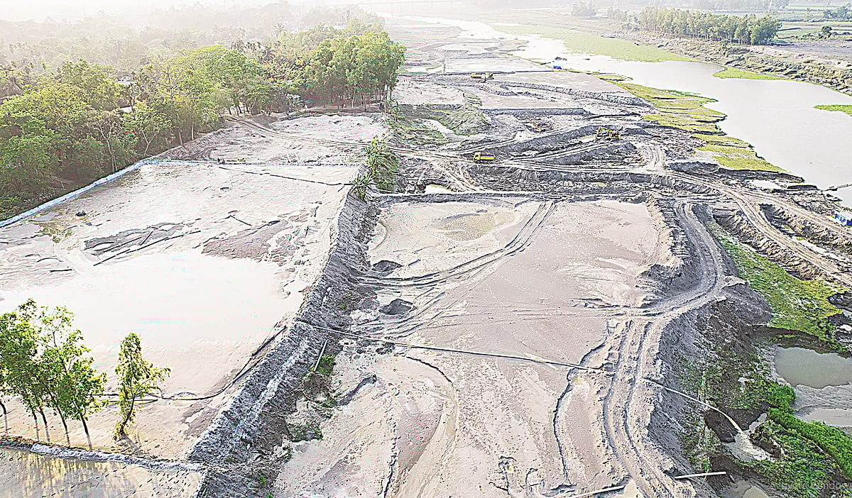 প্রকাশ্যে দিন–রাত বেপরোয়া বালু তুলে পুরাতন ব্রহ্মপুত্র নদের সর্বনাশ করা হচ্ছে। এককালের খরস্রোতা নদের বুক এখন ক্ষতবিক্ষত। গত রোববার বিকেলে জামালপুর শহরের ছনকান্দা এলাকায়