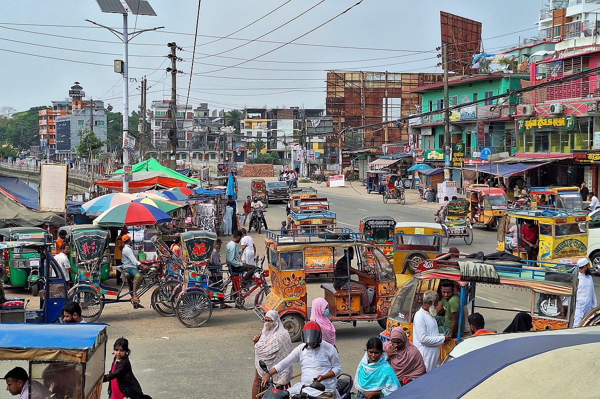 ঢাকা-বরিশাল মহাসড়কের বিভিন্ন জায়গায় সড়ক ঘেঁষে গড়ে উঠেছে বাজার। তিন চাকার অবৈধ যান ও বাজারের কারণে যানজটের পাশাপাশি প্রায় সময় দুর্ঘটনা ঘটে। গতকাল বরিশাল নগরের চৌমাথা এলাকায়