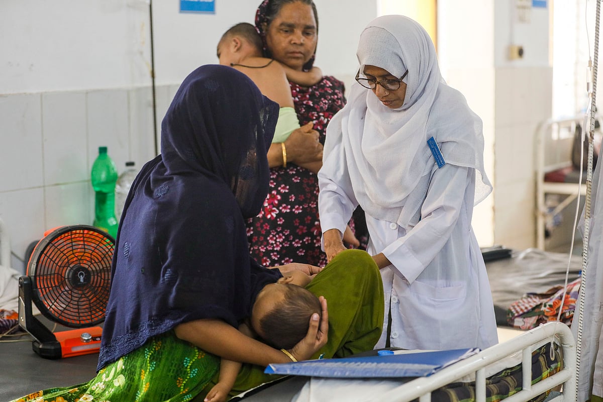 এক শিশুকে চিকিৎসাসেবা দিচ্ছেন একজন নার্স।