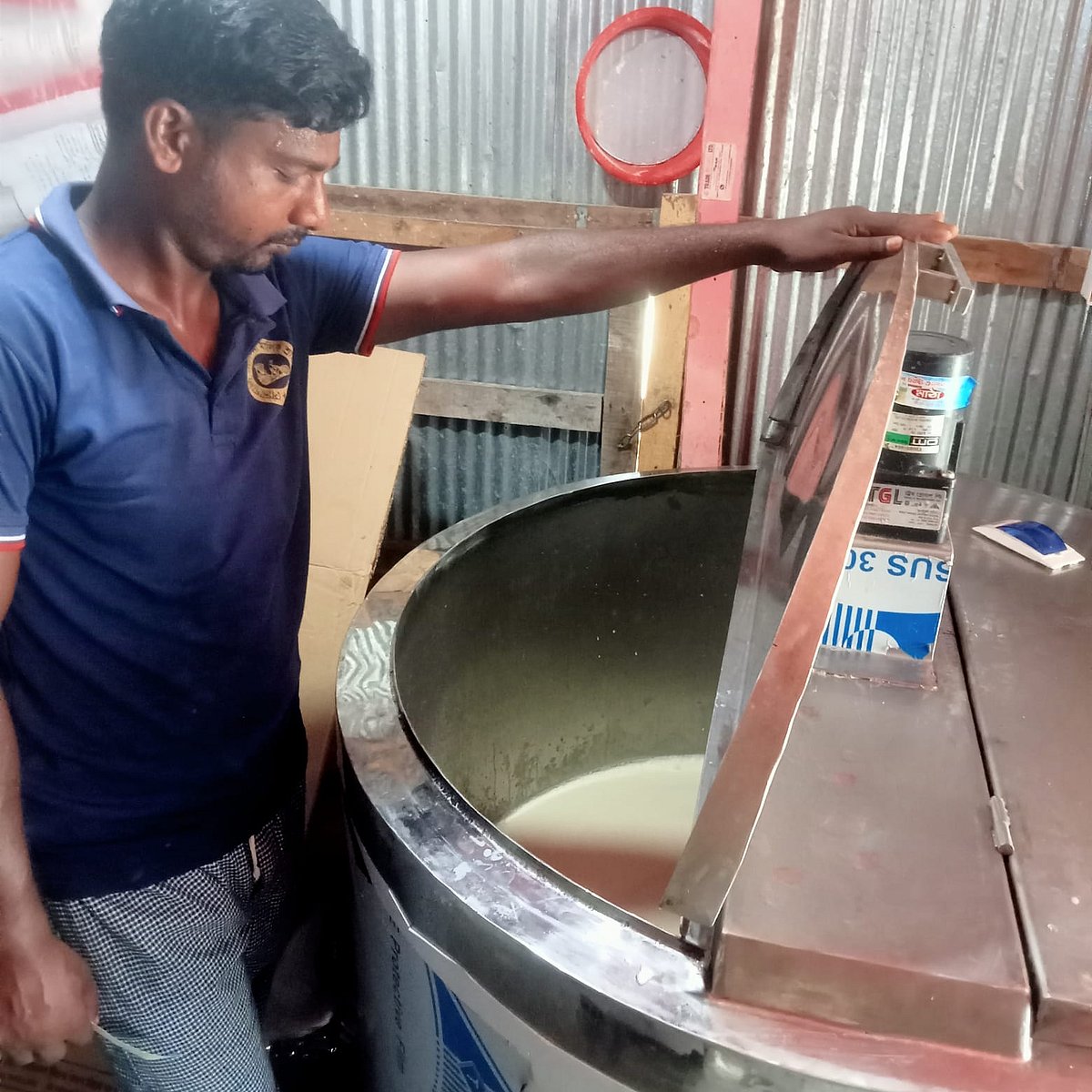 কারখানায় তৈরি হচ্ছে মাঠা। এই মাঠা বিক্রি হয় তিন উপজেলায়। মিরসরাই উপজেলার ওসমানপুর ইউনিয়নের প্রজেক্ট বাজারে । সম্প্রতি তোলা