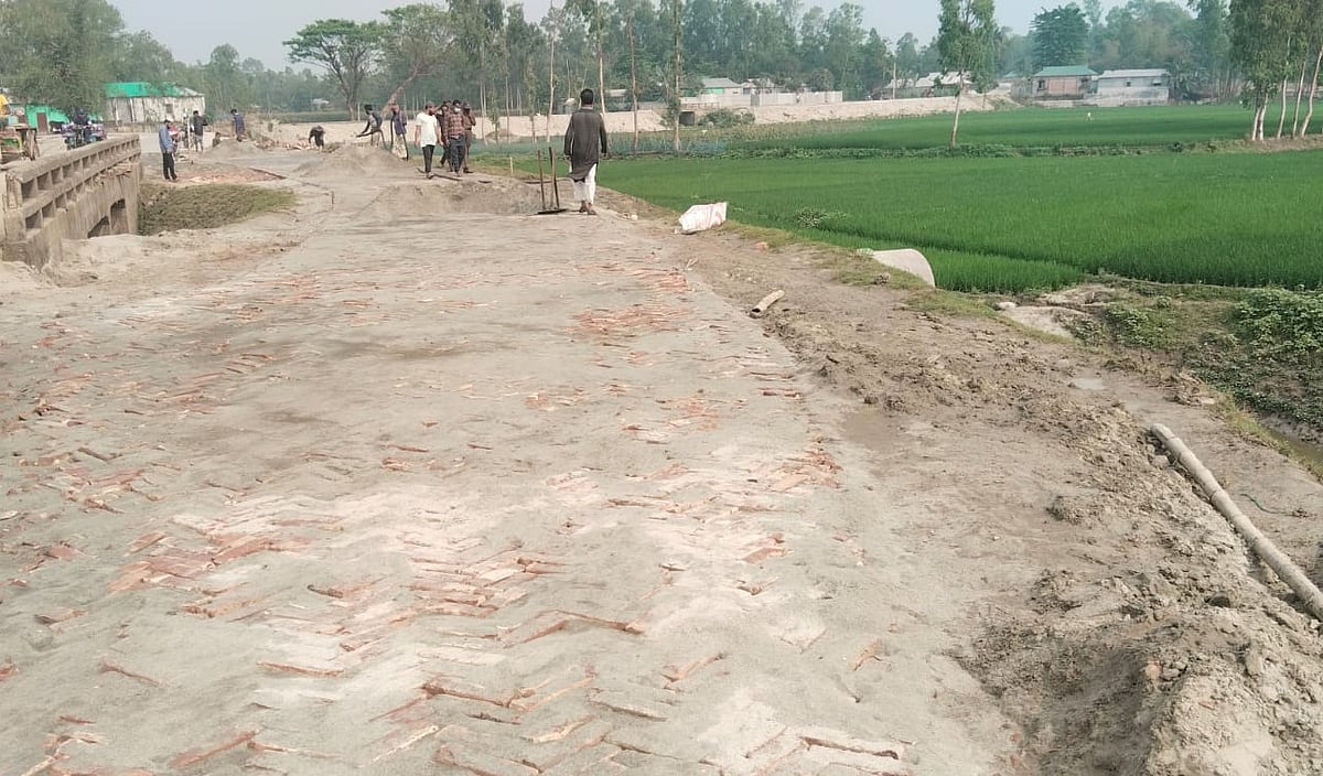 ক্যাপশন-বিকল্প পথ প্রস্তুত। তবু চিলমারী-রৌমারী ফেরি চলাচল বন্ধ