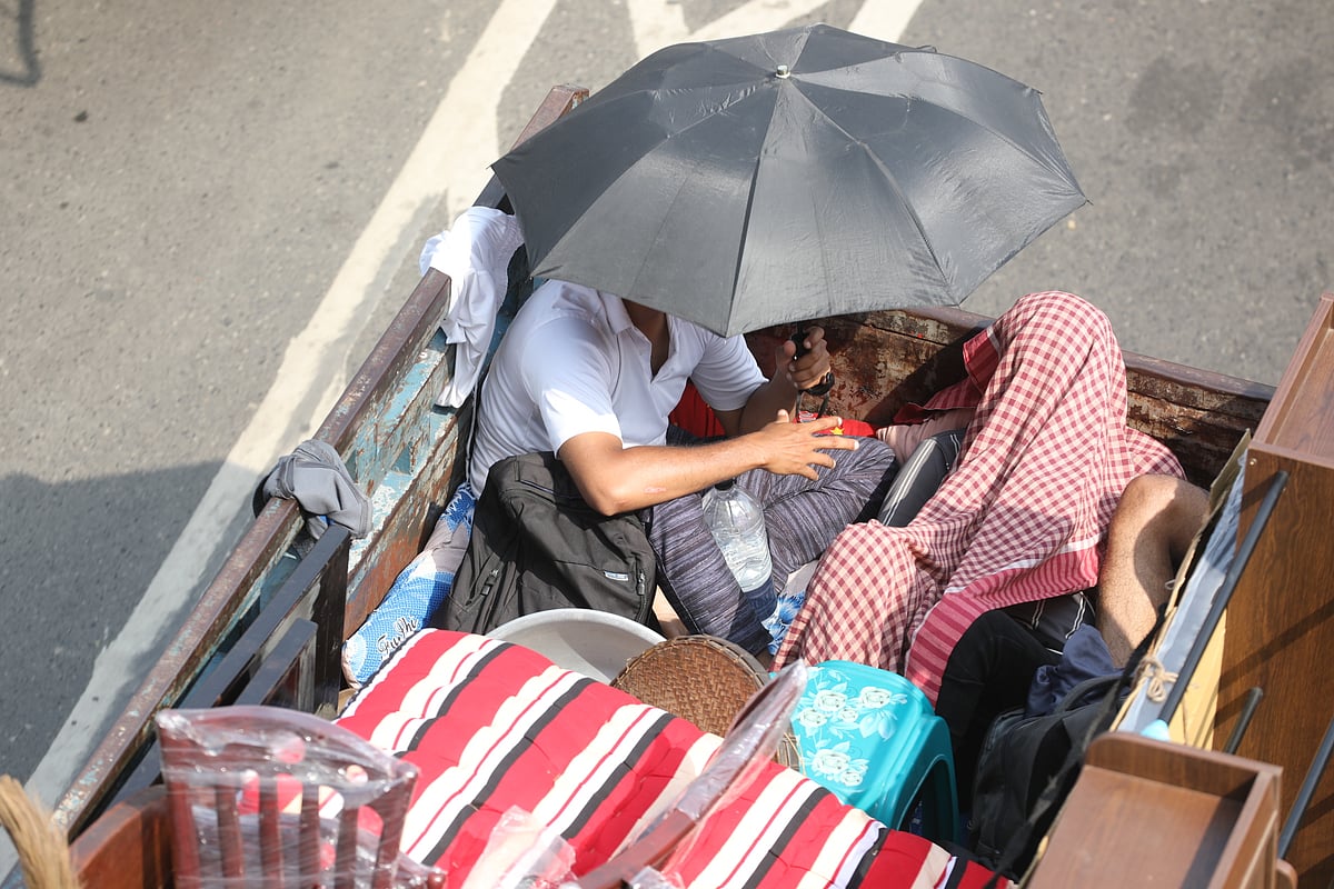 বাসা বদলের জন্য ঘরের আসবাবপত্র পিকআপ ভ্যানে করে নিয়ে যাওয়ার পথে পড়েছেন যানজটে। তখন তীব্র রোদ থেকে রক্ষা পেতে কেউ ছাতা মাথায় কেউবা আবার গামছা জড়িয়ে নিয়েছেন সারা শরীরে। ঢাকা-সিলেট মহাসড়কের কাঁচপুর এলাকায়, নারায়ণগঞ্জ, ৩ এপ্রিল