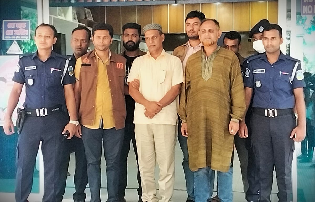 সরিষাবাড়ীতে নির্বাচনী পথসভায় হুমকি দেওয়ার ঘটনায় গ্রেপ্তার আওয়ামী লীগ নেতা অধ্যক্ষ সাইদুল হাসান (মাঝে টুপি পরিহিত) ও খন্দকার মোতাহার হোসেন। ২৭ এপ্রিল পুলিশ সুপার কার্যালয় প্রাঙ্গণে