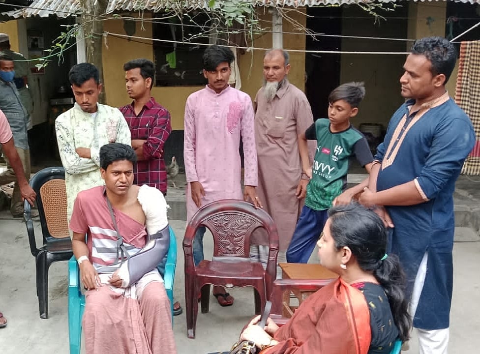 সড়ক দুর্ঘটনায় স্ত্রী-সন্তান হারানো বিশ্ববিদ্যালয়ের শিক্ষক ফিরোজ হোসেনকে সান্ত্বনা দিতে আসেন পত্নীতলা উপজেলা নির্বাহী কর্মকর্তা পপি খাতুন। শনিবার দুপুরে উপজেলার চকগোছাই গ্রামে