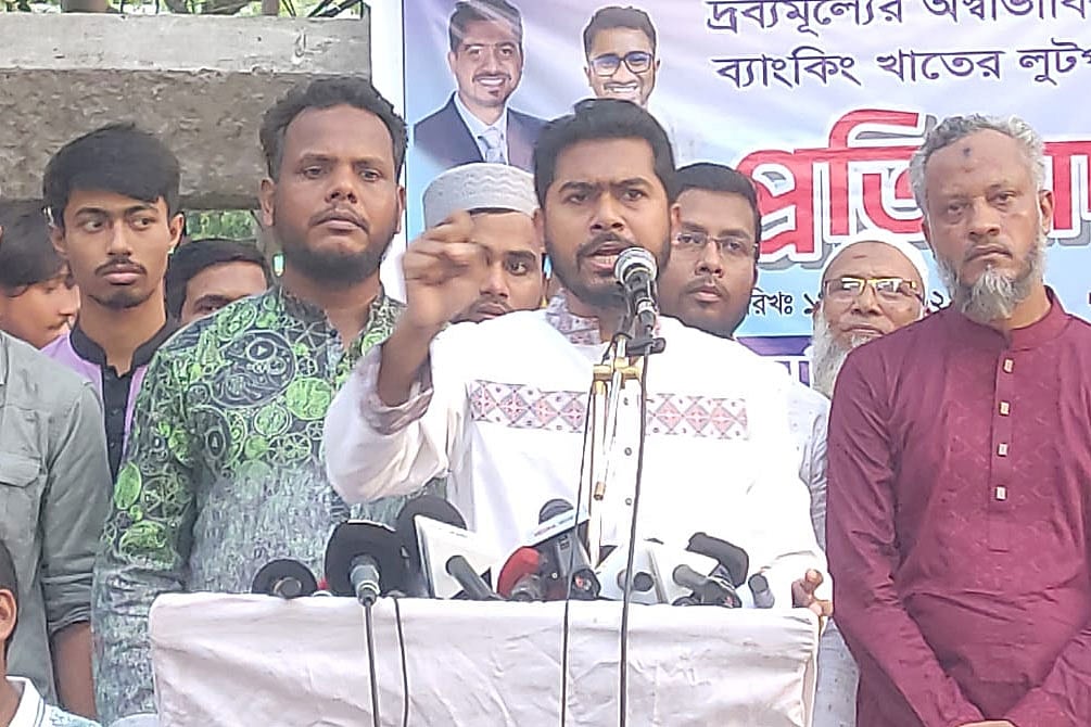 জাতীয় প্রেসক্লাবের সামনে আজ শুক্রবার বিকেলে আয়োজিত এক প্রতিবাদ সমাবেশে বক্তব্য দেন গণ অধিকার পরিষদের সভাপতি নুরুল হক