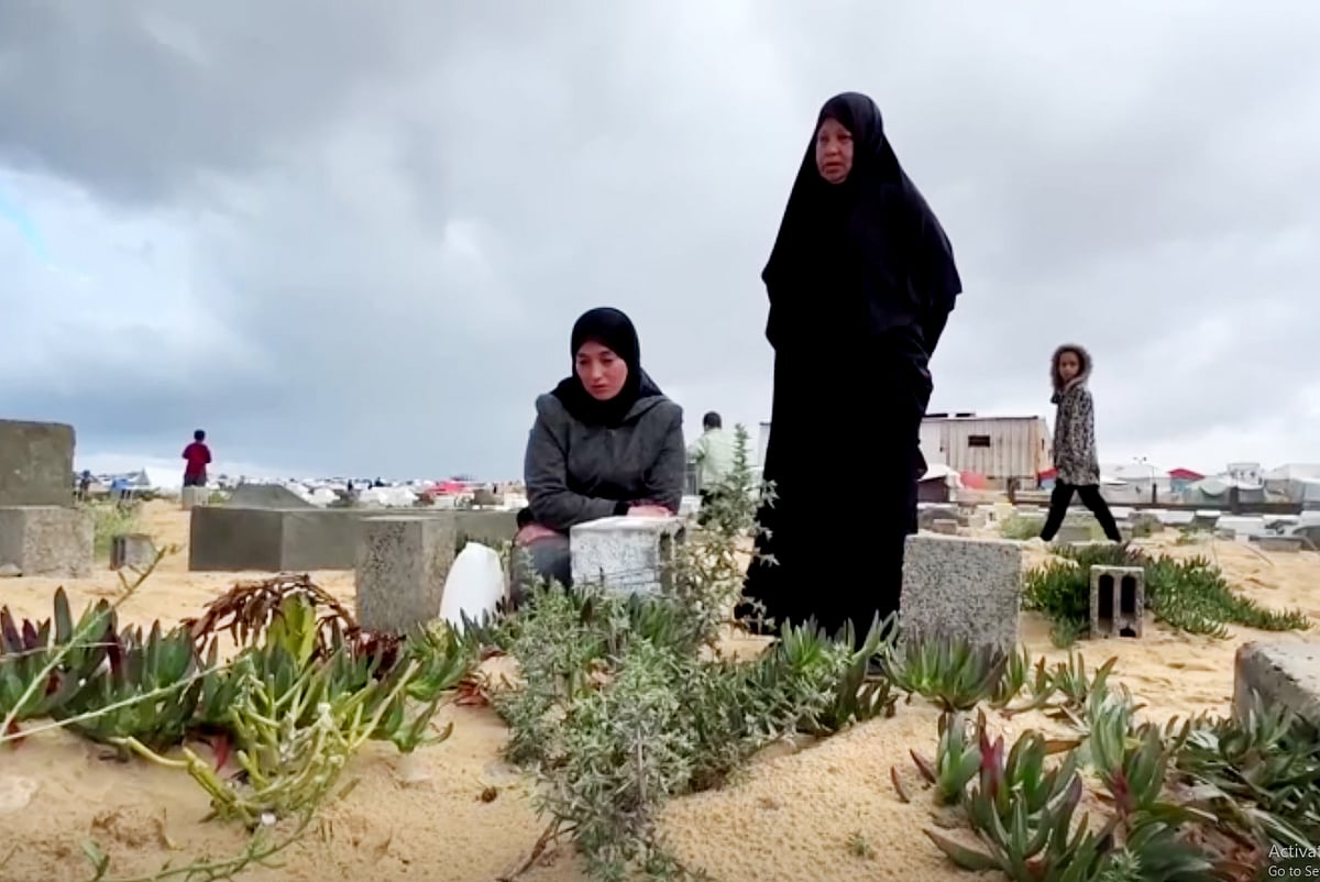 মাকে নিয়ে শিশুসন্তানের কবরে এসেছেন ফিলিস্তিনের গাজায় ইসরায়েলি বোমায় সন্তান হারানো আমানি মনসুর