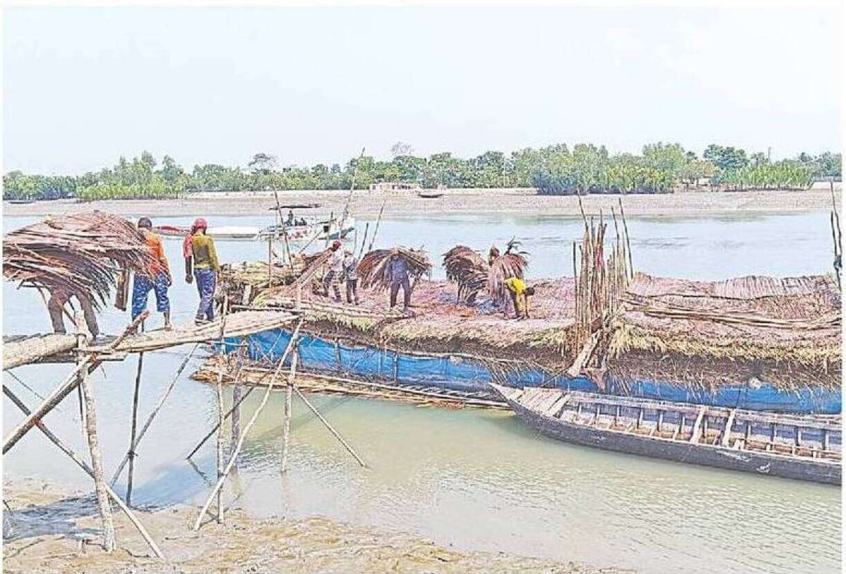 নৌকা থেকে গোলপাতা নিয়ে ডাঙায় তুলছেন বাওয়ালিরা। গতকাল কয়রা উপজেলার সুন্দরবনসংলগ্ন মহেশ্বরীপুর এলাকার কয়রা নদীর তীরে