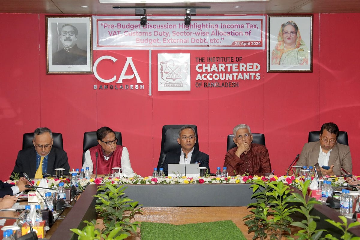 আইসিএবি আয়োজিত প্রাক বাজেট আলোচনায় উপস্থিত অতিথিরা