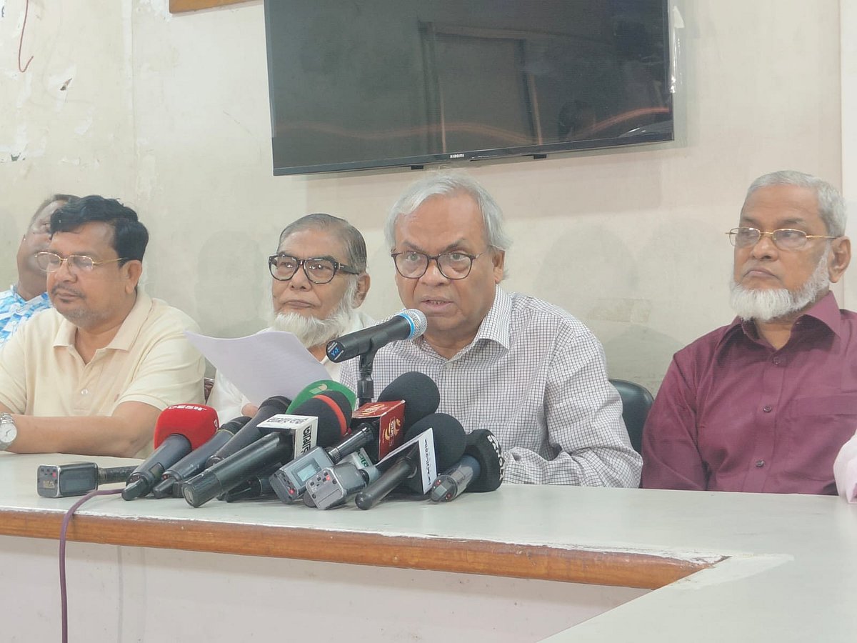 বিএনপির কেন্দ্রীয় কার্যালয়ে সংবাদ সম্মেলনে বক্তব্য দেন দলটির জ্যেষ্ঠ যুগ্ম মহাসচিব রুহুল কবির রিজভী। ১৭ এপ্রিল রাজধানীর নয়াপল্টনে
