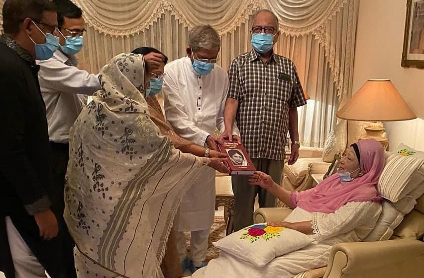 খালেদা জিয়ার জীবনী নিয়ে লেখা বই শনিবার রাতে তাঁর হাতে তুলে দেন বিএনপির মহাসচিব মির্জা ফখরুল ইসলাম আলমগীর ও অধ্যাপক মাহবুবউল্লাহ