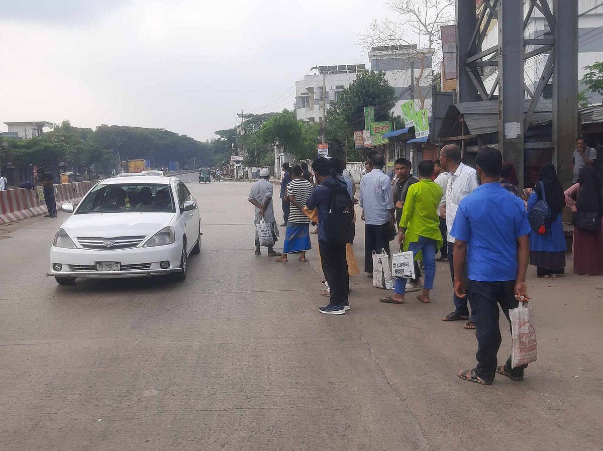 মালিক শ্রমিকদের ডাকা ৪৮ ঘন্টার ধর্মঘটের প্রথম দিন যানবাহন না পেয়ে দুর্ভোগে পড়েন মানুষজন। সড়কে বাস না চলায় অনেকে গন্দুতব্র্ভোযে যেতে পারেননি। আজ সকাল সাড়ে আটটায় মিরসরাই উপজেলা সদরে পদচারি সেতু এলাকা থেকে তোলা