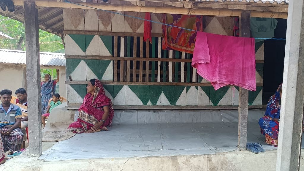 সুন্দরবনে বাঘের আক্রমণে নিহত হয়েছেন রহিমা খাতুনের স্বামী মনিরুজ্জামান। প্রিয়জনকে হারানোর শোক আর আগমনী দিনগুলো কীভাবে কাটবে, সে দুশ্চিন্তা তাঁর চোখে। গতকাল শনিবার সাতক্ষীরার শ্যামনগর উপজেলার গাবুরা ইউনিয়নের ডুমুরিয়া গ্রামে