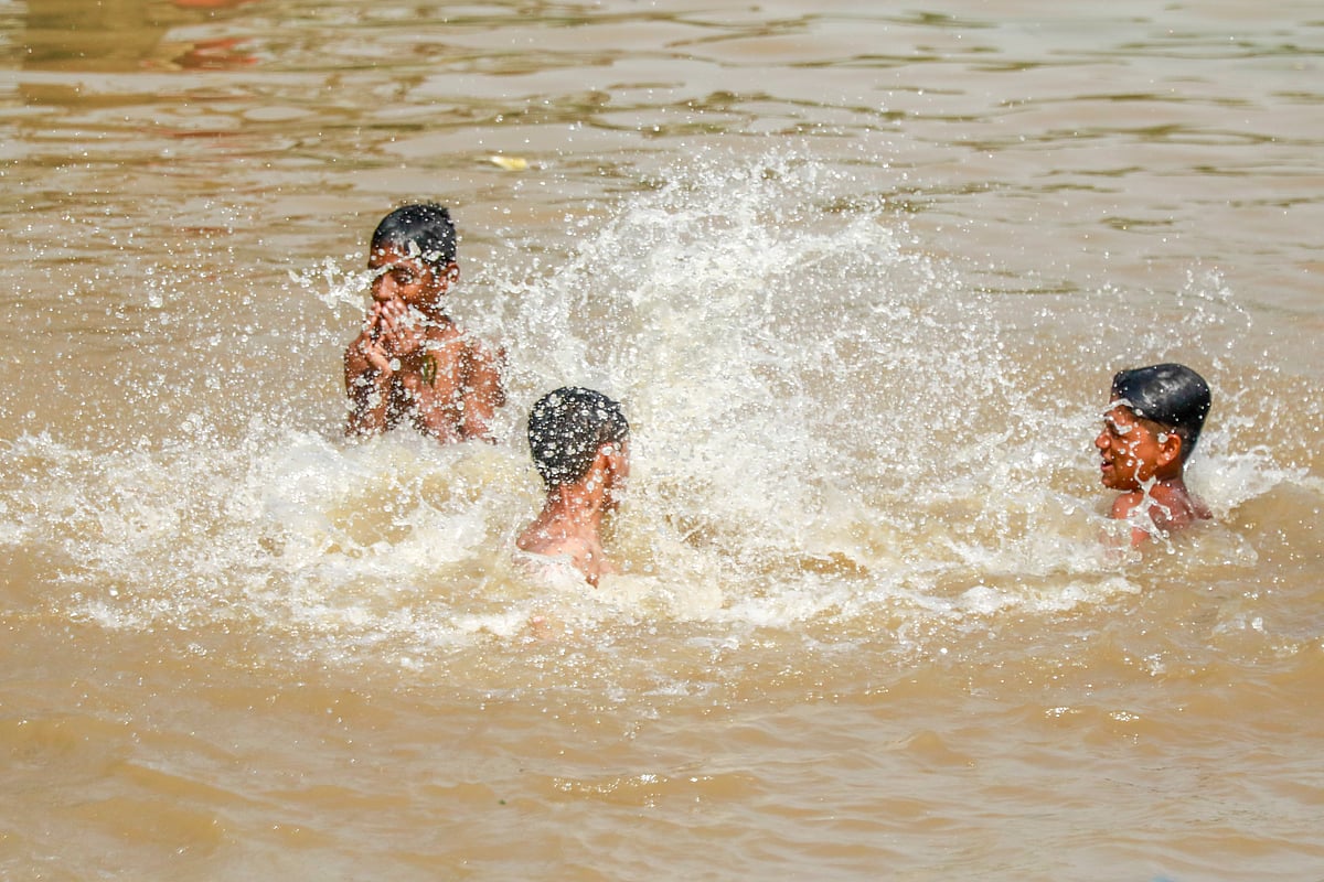 প্রচণ্ড গরমের মধ্যে রাজধানীর ক্রিসেন্ট লেকের পানিতে গোসল করছে শিশু-কিশোরেরা