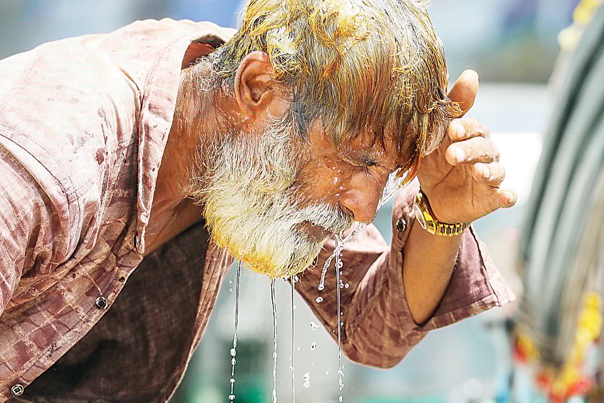 দেশের কিছু অঞ্চলের ওপর দিয়ে মৃদু থেকে মাঝারি তাপপ্রবাহ বয়ে যাচ্ছে। প্রচণ্ড গরমে হাঁসফাঁস অবস্থা। গরমে টিকতে না পেরে মাথায় পানি ঢালছেন এক ব্যক্তি। গতকাল রাজধানীর মতিঝিল এলাকায়