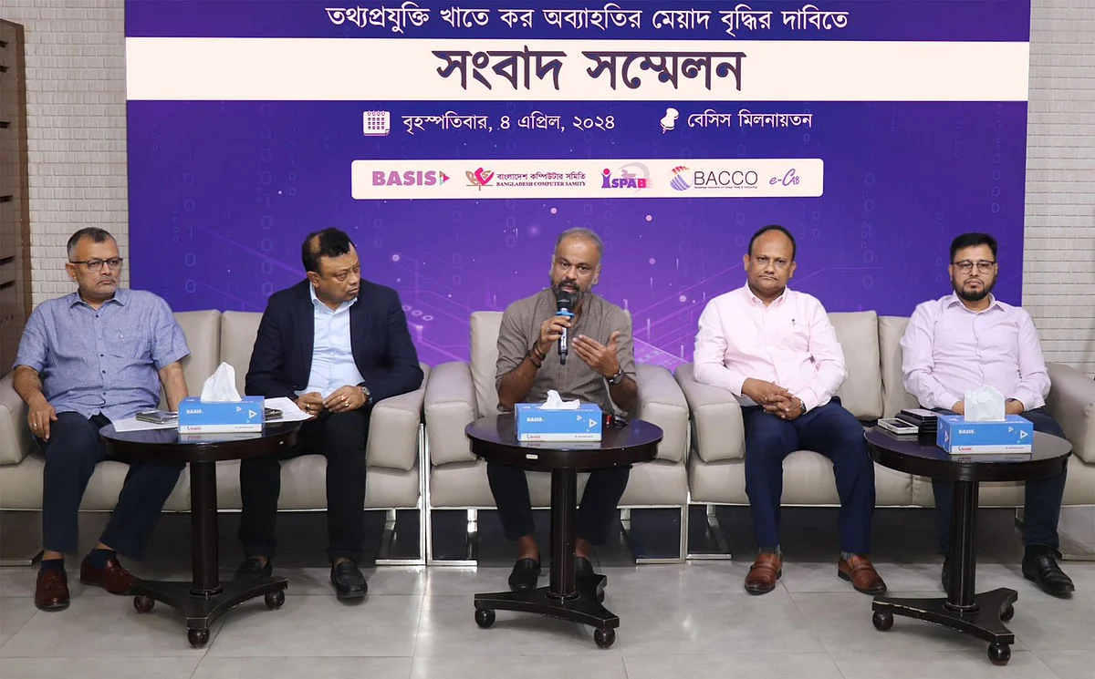 সংবাদ সম্মেলনে বক্তব্য দিচ্ছেন বেসিস সভাপতি রাসেল টি আহমেদ (মাঝে)