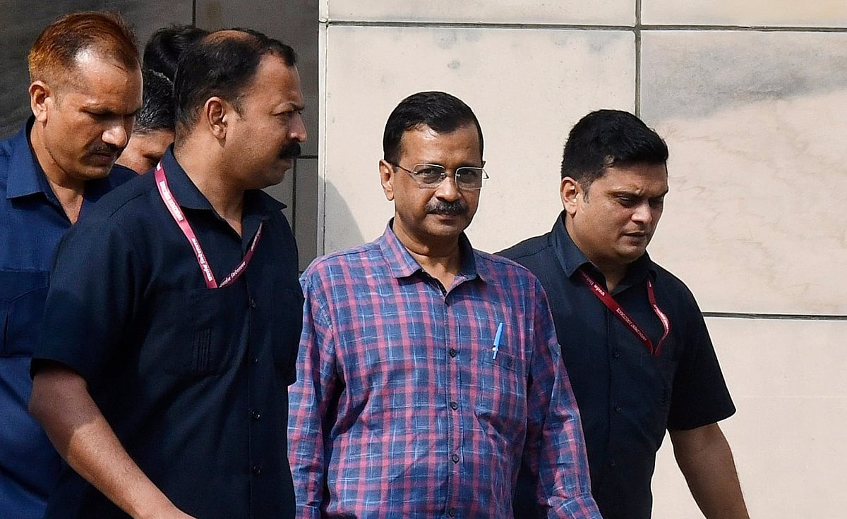 দিল্লির মুখ্যমন্ত্রী অরবিন্দ কেজরিওয়াল আদালত থেকে বেরিয়ে আসছেন