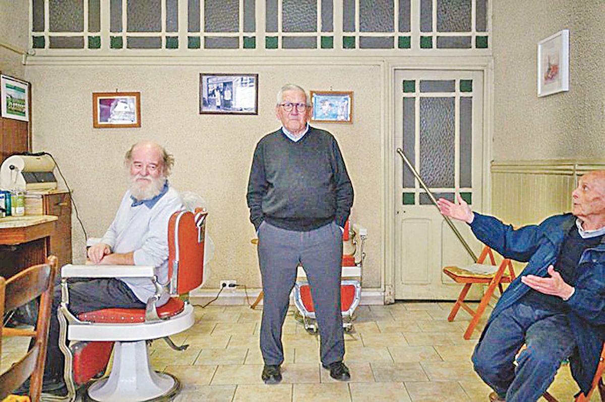 নিজের দোকানে দাঁড়িয়ে রজার আমিলহাস্ত্রে। ১৬ এপ্রিল