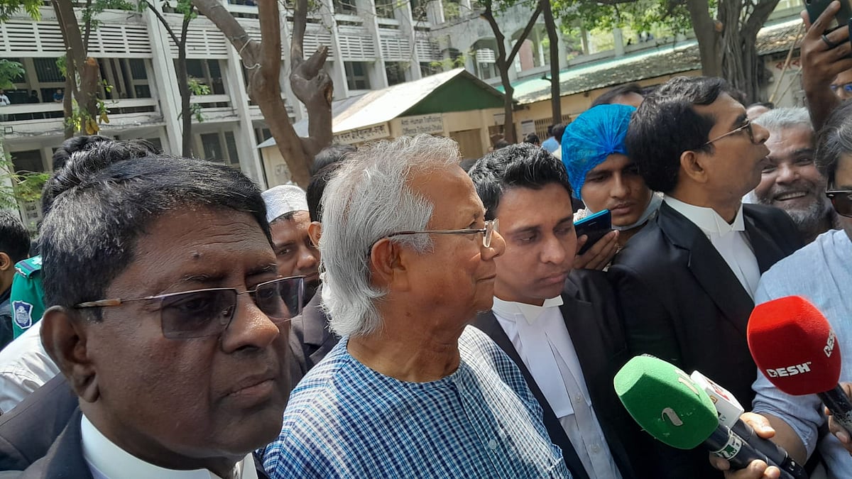নোবেলজয়ী অর্থনীতিবিদ ড. মুহাম্মদ ইউনূস আজ মঙ্গলবার দুপুর ১২টা ৫০ মিনিটের দিকে আদালতে হাজির হন