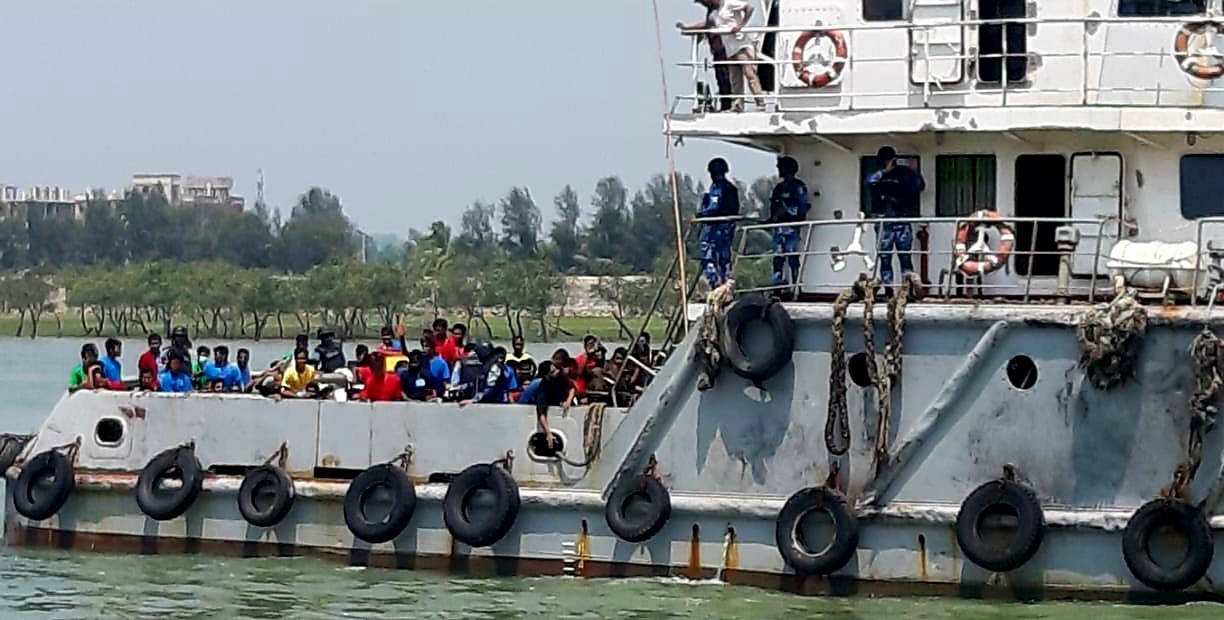 কক্সবাজার শহরের বাঁকখালী নদীর বিআইডব্লিউটিএ জেটি ঘাটে নৌবাহিনীর জাহাজে দেশে ফেরেন মিয়ানমারে আটকে পড়া বাংলাদেশিরা। আজ বুধবার দুপুরে